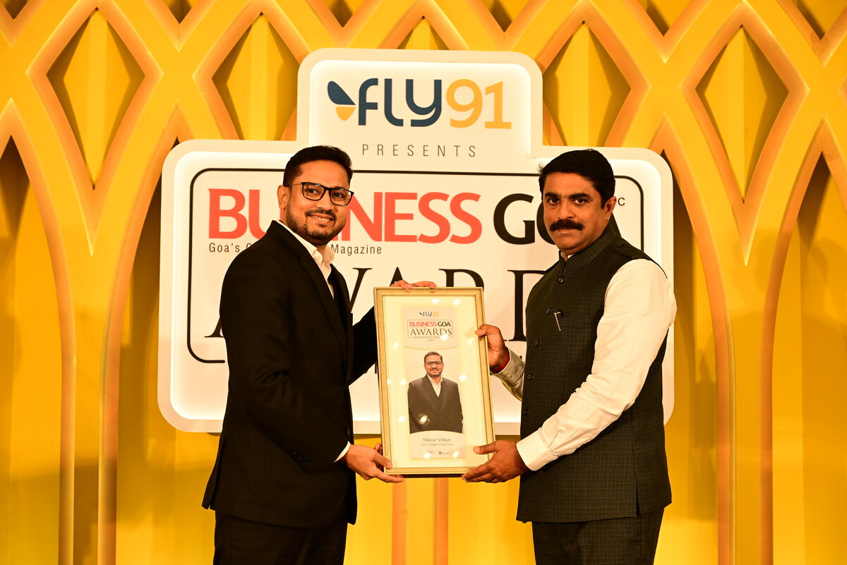 Mayur Virkar receiving Tech Leader of the Year 2025 award from Vijai Sardessai at Business Goa Awards